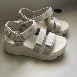 Skechers max cushion lured sandal